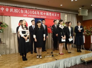 神戶華僑總會理事和留學生齊唱國歌為晚會揭幕