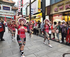 橫濱中華學院學生身穿原住民服飾,隨著音樂舞動