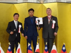 京都華僑總會會長魏禧之、名譽會長張茂勳捐贈橫濱中華學院校友會舞龍