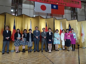 華航大阪支店提供來回機票抽獎與 幸運得獎人與來賓合影