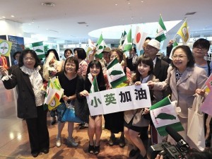 有近30位僑民和留學生特別到機場為蔡英文加油打氣