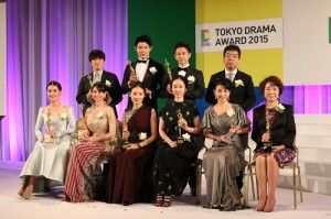 演出日劇《天皇御廚》的佐藤健(後排右2)、鈴木亮平(後排右3)和女星黑木華(前排右3)分別獲頒最佳男演員、最佳男配角和最佳女演員