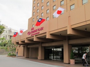 國慶酒會會長外懸掛中華民國與日本國旗