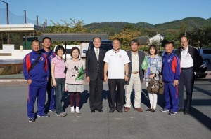 駐橫濱辦事處處長粘信士(左5)、亞洲棒球總會秘書長林華韋(右5)、靜岡台灣總會會長鄭裕光(右4)及副會長余蘋(左4)特別到球場為選手加油打氣