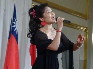 旅日歌手寒雲演唱多首歌曲為晚會助興
