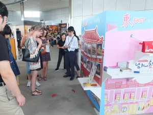台湾式おみくじ「筊杯」を楽しむ来場者ら