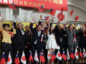 熱情舞動國旗 大合唱為中華民國慶生