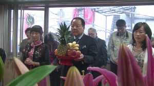 東京媽祖廟董事長 詹德薰獻果