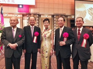 駐日代表沈斯淳伉儷(左2、3)和日本交流協會會長大橋光夫(右2),及日本中華聯合總會會長毛友次(右1)等人在國慶酒會上交流