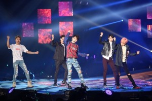 韓團SHINee壓軸登台演唱