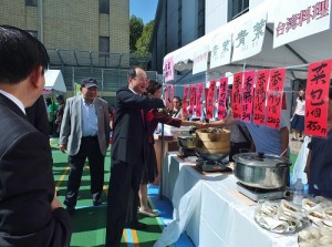 駐日代表沈斯淳伉儷在現場和出攤的店家互動