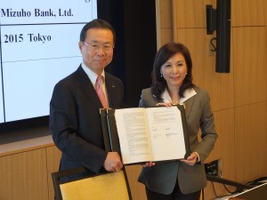 覚書を交わしたみずほ銀行の林信秀頭取(左)と台湾銀行の李紀珠理事長(右)