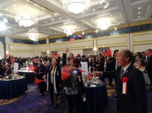 僑胞、日本友人熱情揮舞國旗 歌唱中華民國頌