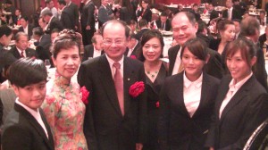沈代表伉儷與橫濱粘處長伉儷與來日女足球員合影﹝左一﹞林凱玲﹝右二﹞余淑芳﹝右一﹞莊佳葦