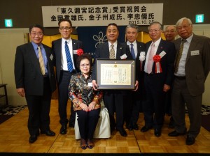 駐大阪辦事處處長蔡明耀(右2)偕文教組秘書羅國隆(左1)到場向李忠儒伉儷致賀