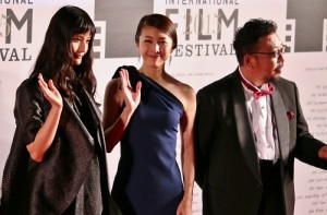 女星竹內結子(中)演出恐怖片《殘穢》,並談到拍攝該片的心得