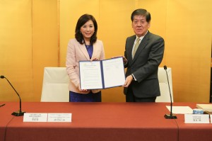 全国銀行協会の佐藤康博会長(右)と中華民国銀行公会の李紀珠会長(右)