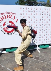 西野亮廣背上戴森提供的吸塵器,化身魔鬼剋星,誓言將渋谷街頭的垃圾一網打盡