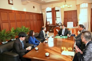 駐橫濱辦事處處長粘信士伉儷和靜岡市議會正副議長交換意見