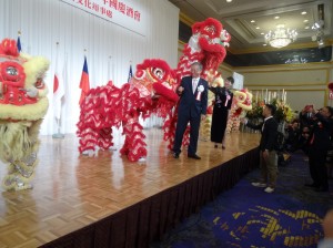 大阪中華學校舞獅隊熱鬧登場獻賀