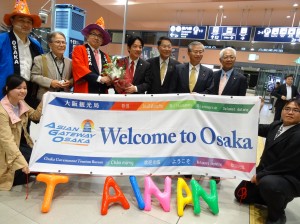 大阪觀光局局長溝畑宏(後排左2)率領職員身著日本祭典裝扮 迎接台南團抵達。