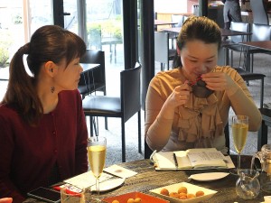 台湾茶の香りも楽しむ生徒さん