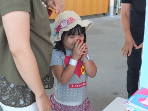 一生懸命にお願い事をする来場者