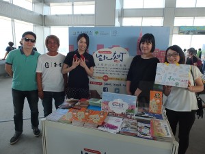 観光発展科の李佾璇チーフ(左3)
