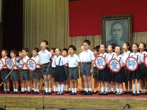 東京中華學校小學二年級學生表演弟子規朗誦