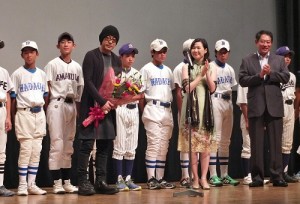 永瀨正敏（前排左１）出席杉並區台灣市集活動的電影映前會，為棒球小匠加油打氣