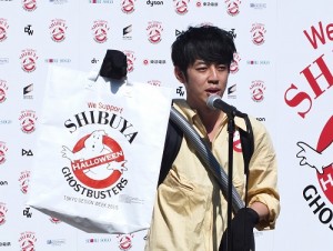 活動發起人,日本搞笑藝人西野亮廣表示事先報名的500位義工,可獲得特製的行動垃圾袋