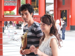 浅草寺にて。モギサンを演じる中野裕太(左)と、リンちゃんを演じる簡嫚書(右)