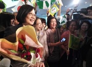 蔡英文接受僑民獻花,並表示此次訪日主要想要跟日本各方面進行意見交換