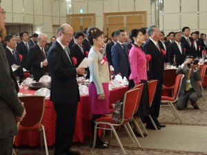 全體齊唱國歌為晚會揭幕