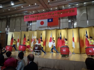 鑼鼓齊鳴 (大阪中華學校舞獅隊)