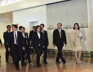 駐日代表沈斯淳(右2)到機場迎接民進黨主席,同時也是民進黨總統候選人蔡英文(右3)