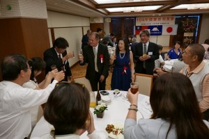 駐處處長向當地僑民致意