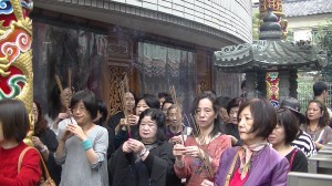 信眾焚香祝禱