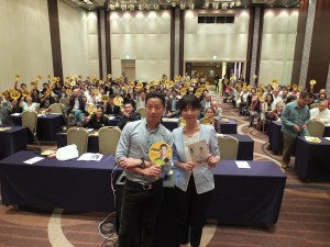 「時代力量」の林昶佐(左)と洪慈庸(右)が来日講演を行った