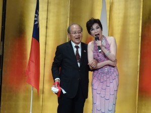 旅日歌手侯麗文與會長洪勝信合唱 月亮代表我的心