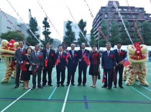 駐日代表沈斯淳伉儷(右3、4)和東京華僑總會會長蘇成宗(左5)以及與會賓客合影
