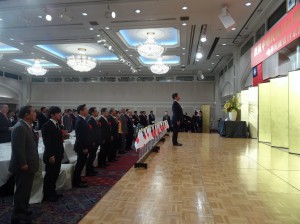 會長魏禧之帶領全場齊唱國歌