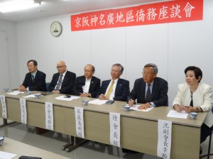 蔡處長與各地區代表 (左起名古屋華僑總會理事楊敏政、新廣島中華總會會長王武夫、大阪中華總會會長洪勝信、右起京都華僑總會副會長沈幸齡、神戶華僑總會會長陸超)