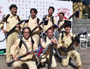 包括西野亮廣(前排右1)和澀谷區長長谷部健(前排右2)等人皆以魔鬼剋星的造型出席記者會