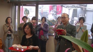 保泉正則先生手捧桂圓獻祭