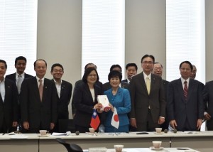 民進黨主席蔡英文一行人訪日首個公開行程,便是到國會拜會日華議員懇談會議員,由該會副會長山東昭子(前排右3)等人出席參加