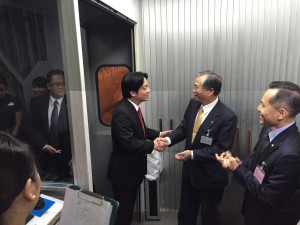 台南市長賴清德踏出飛機門,與駐大阪辦事處處長蔡明耀緊緊握手,同為兩地交流打拼。