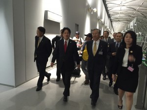 賴市長搭乘首班直航飛機抵達大阪。