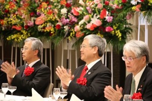 日本國會議員富田茂之(右)和僑務委員長陳士魁(中),以及駐日副代表陳調和等人出席餐會