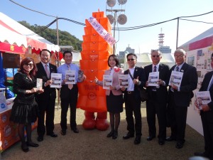 愛媛縣知事中村時廣(左3)與台北101吉祥物公仔合影